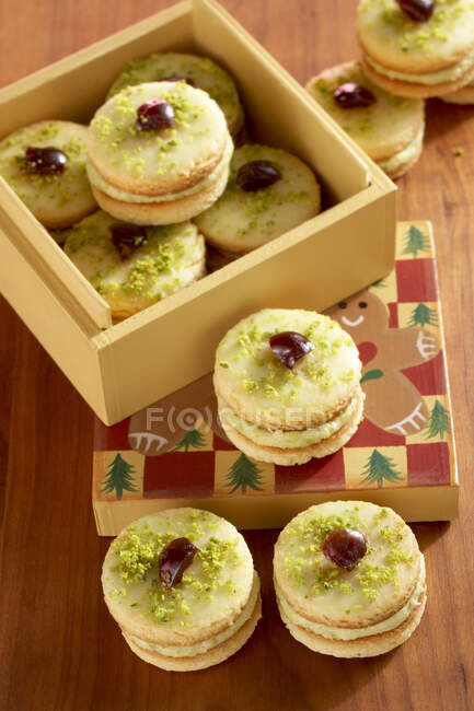 Shortbread cookies with pistachio cream, icing and berries — Stock Photo