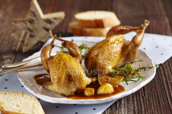 Spanish-style garlic quail with gravy and white bread — Stock Photo