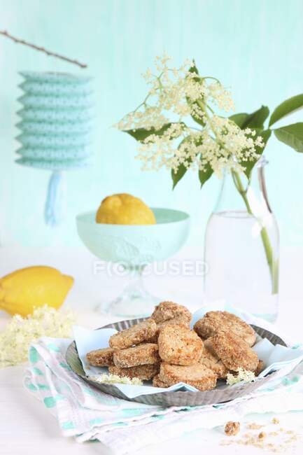 Безглютенове печиво на тарілці за декорованим столом — стокове фото