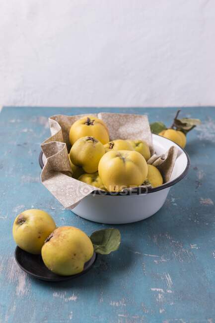 Quinces in an enamel bowl — Stock Photo