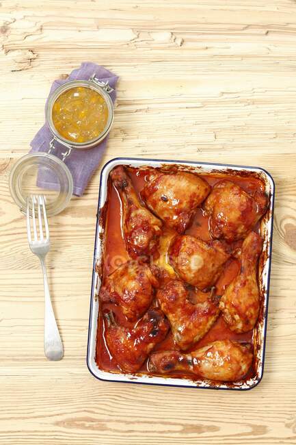 Ali di pollo, cosce e cosce con salsa barbecue e glassa di albicocche — Foto stock