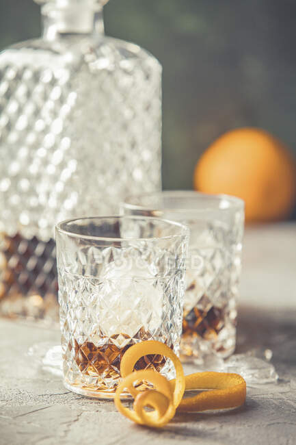 Dois copos com Borbon e um decantador de cristal — Fotografia de Stock