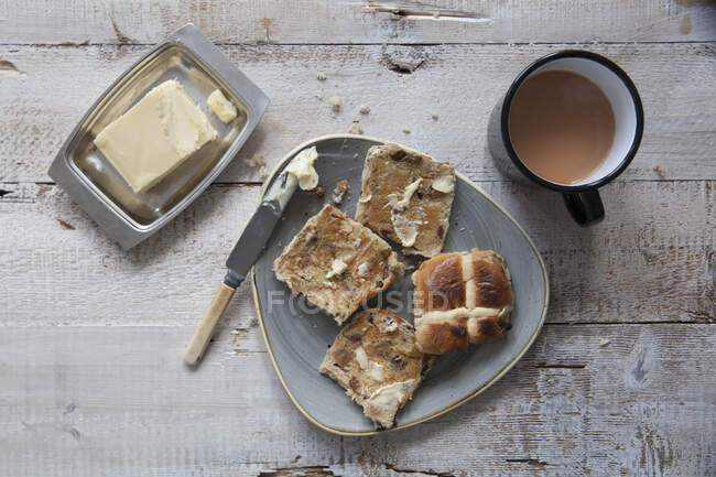 Close-up shot of delicious Hot cross buns, butter and tea — Stock Photo