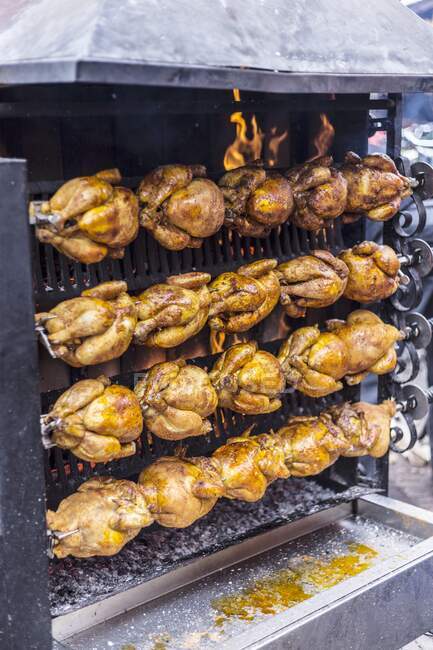 Un stand de poulet grillé dans un marché — Photo de stock