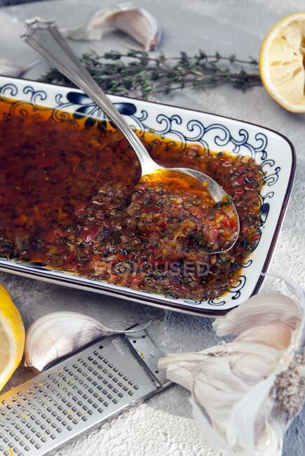 Olio d'oliva speziato all'aglio — Foto stock