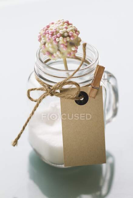 Pastel pops con un glaseado de chocolate blanco y perlas de azúcar - foto de stock