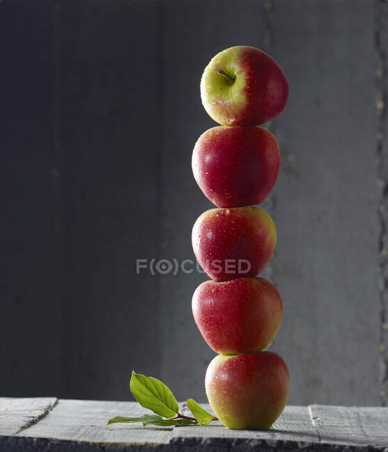 Manzanas rojas apiladas en una torre - foto de stock