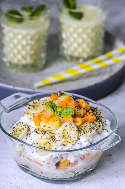 Porridge con yogurt, pezzi di papaia, banane e semi di chia — Foto stock