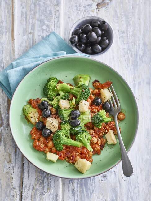 Broccoli with chickpeas and olives — Stock Photo
