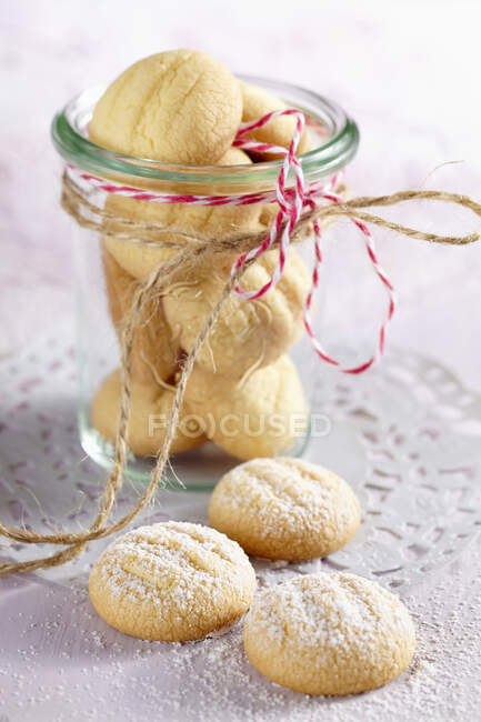 Lemon biscuits in jar with strings bows — Stock Photo