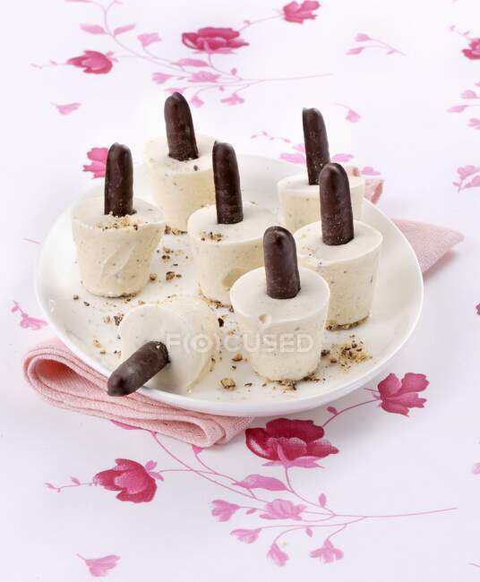 Gelatini mignon, vanilla ice cream with chocolate sticks — Stock Photo