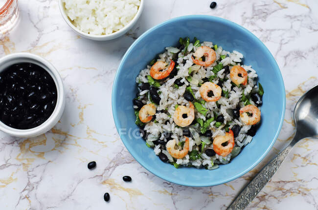 Лаймовий рис з креветками, чорною квасолею та кінзою — стокове фото