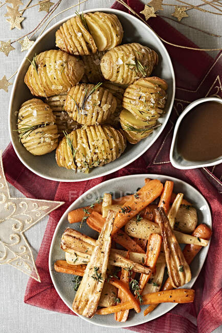 Roasted root vegetables and Hasselback potatoes for Christmas — Stock Photo