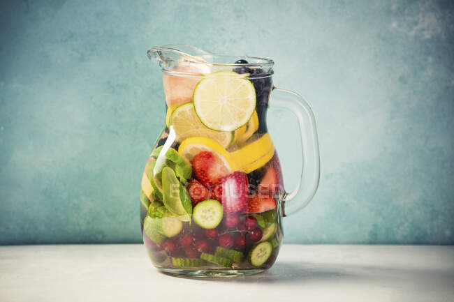Agua infundida con frutas y bayas orgánicas frescas - foto de stock