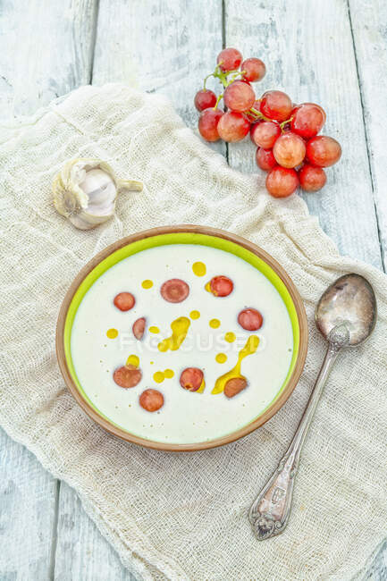 Ajo Blanco (Cold garlic and almond soup with grapes, Spain) — Stock Photo