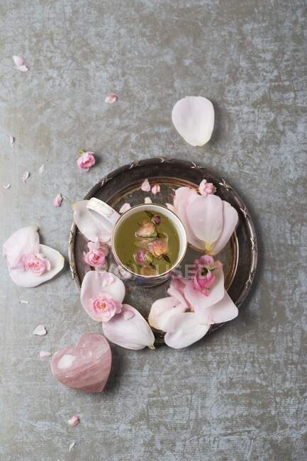 Роза цвіте чай, троянди кварц і пелюстки троянд — стокове фото