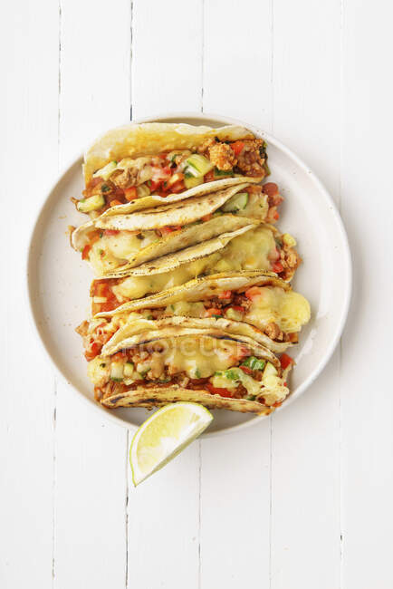 Tacos mexicanos con chile y queso rallado - foto de stock