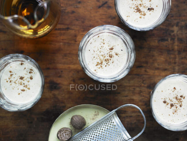 Eggnog com Bourbon e Noz-moscada — Fotografia de Stock