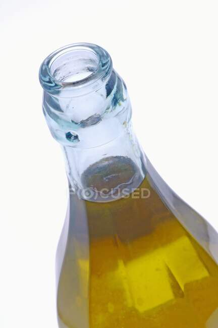 Cuello de una botella de aceite de oliva - foto de stock