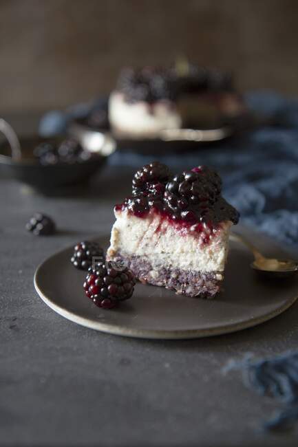 Um pedaço de cheesecake com amoras — Fotografia de Stock