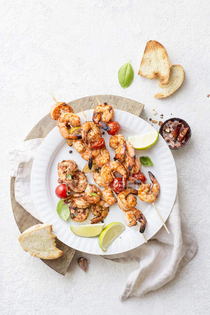 Grilled shrimp and tomato skewers — Stock Photo