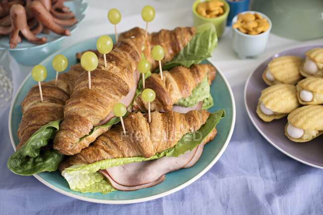 Herzhafte Croissants mit Schinken und Trauben für eine maritime Themenparty — Stockfoto