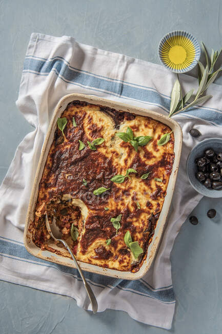 Homemade baked zucchini pie with spinach and cheese. — Stock Photo