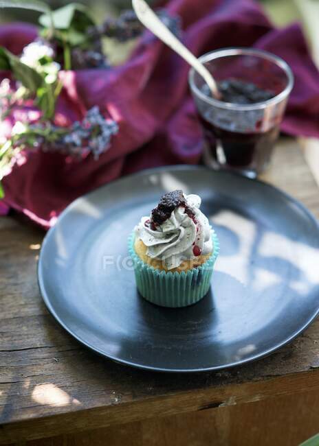 Ein Blaubeer-Buttercreme-Cupcake — Stockfoto