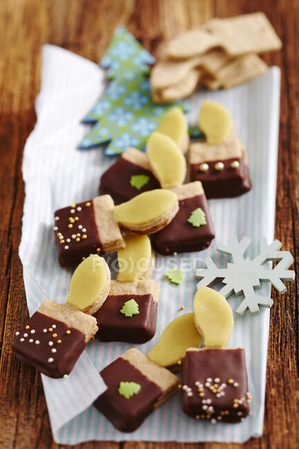 Різдвяне свічкове печиво з прикрасами на смугастій серветці — стокове фото