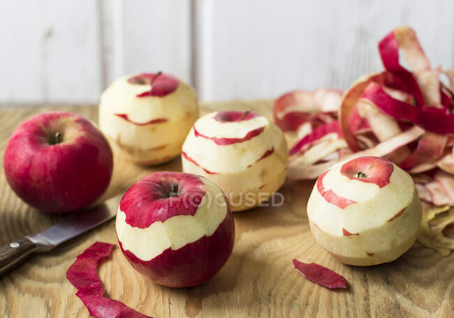 Manzanas rojas con manzana en la tabla de cortar. - foto de stock
