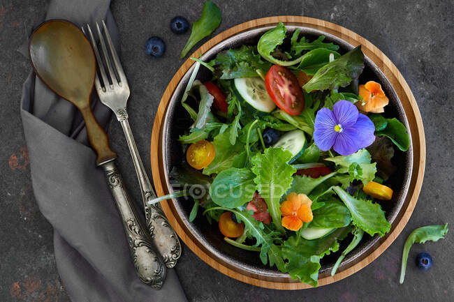 Frühlingssalattomaten, Gurken und essbare Blumen — Stockfoto