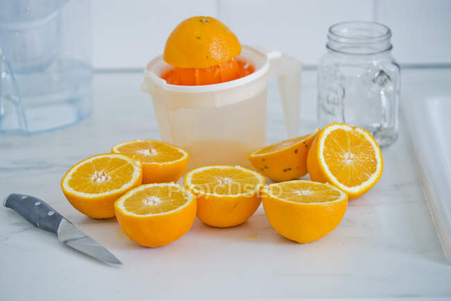 Zumo de naranja fresco con limón y menta - foto de stock