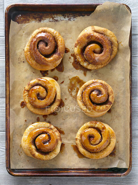 Cinnamon buns on a baking tray (seen from above) — Stock Photo
