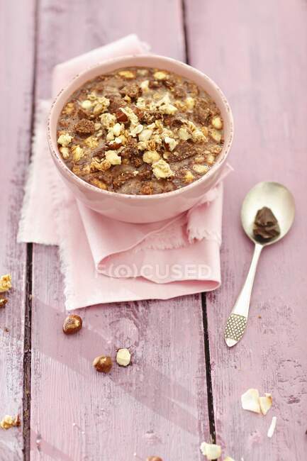 Schokoladenmilchsuppe mit Müsli, Haselnüssen und Schokoladenkeksen — Stockfoto