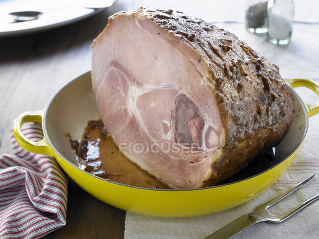 Мізо й Батінка Сміт Apple Glazed Baked Ham — стокове фото