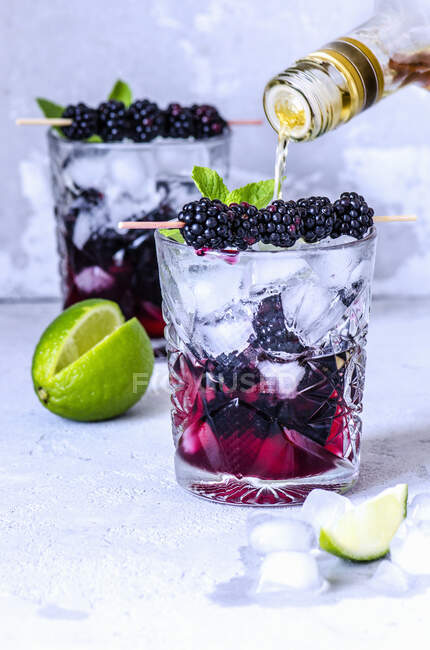 Refreshing summer cocktail with blackberries and rum — Stock Photo