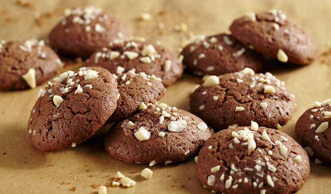 Крупным планом шоколадное печенье с нарезанными орехами — стоковое фото