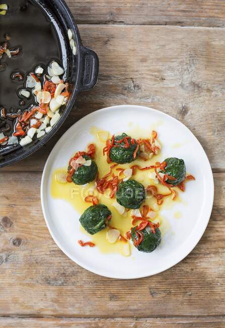 Spinach balls with chilli and garlic — Stock Photo