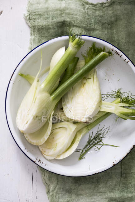 Fenouil dans un bol blanc et une serviette verte — Photo de stock