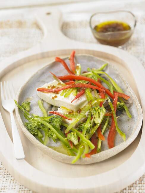 Salat mit frischem Gemüse und Kräutern — Stockfoto