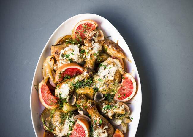 Braised chicken pieces with pink grapefruit and fennel — Stock Photo