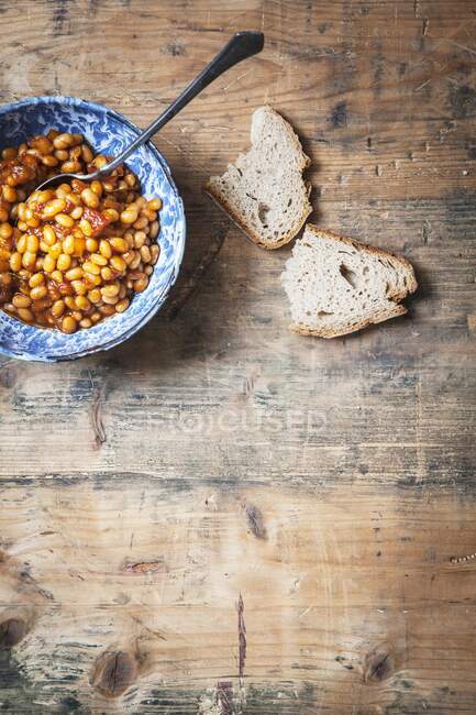 Baked beans with bread (Vegan) — Stock Photo