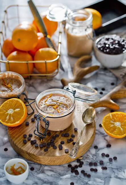 Веганский шоколадный мусс с апельсином — стоковое фото