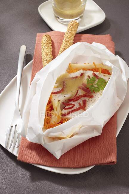 Bacalhau com legumes e bacon cozido em papel — Fotografia de Stock