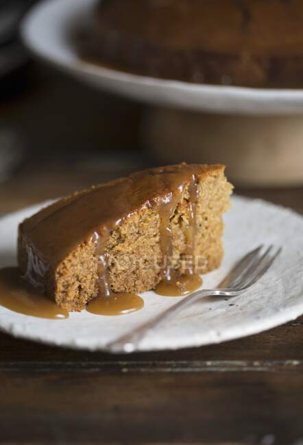 Um pedaço de bolo de gengibre com molho de caramelo — Fotografia de Stock