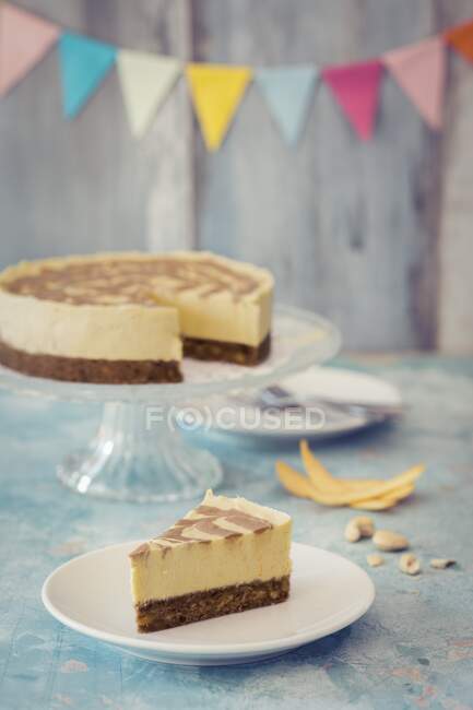 A vegan birthday cheesecake — Stock Photo