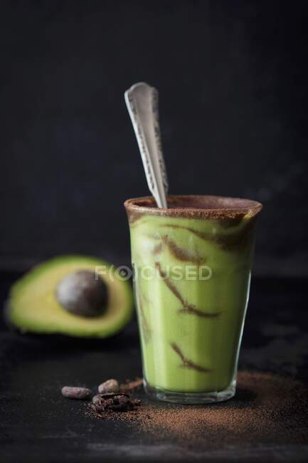 Um batido de abacate e chocolate — Fotografia de Stock