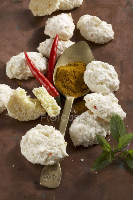 Curry-Macarons und Curry-Pulver — Stockfoto