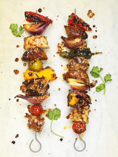 Alho e ervas grelhados Kebabs de frango — Fotografia de Stock