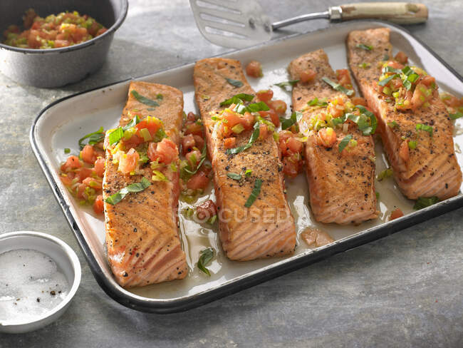 Filetes de salmón deshuesados al horno con puerros - foto de stock